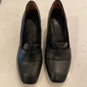 Black short heal shoes.